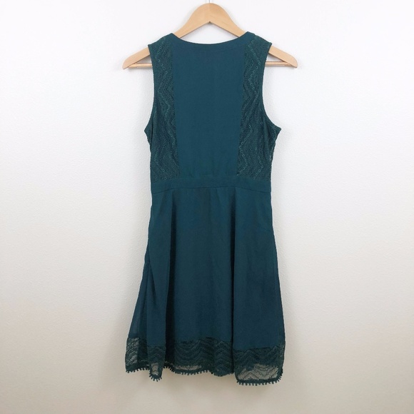 Doe & Rae Green Lace and Pleated Sleeveless Dress - Picture 8 of 8